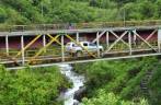 Atravessando ponte no Ruta de las Cascadas, em Baños, no Equador